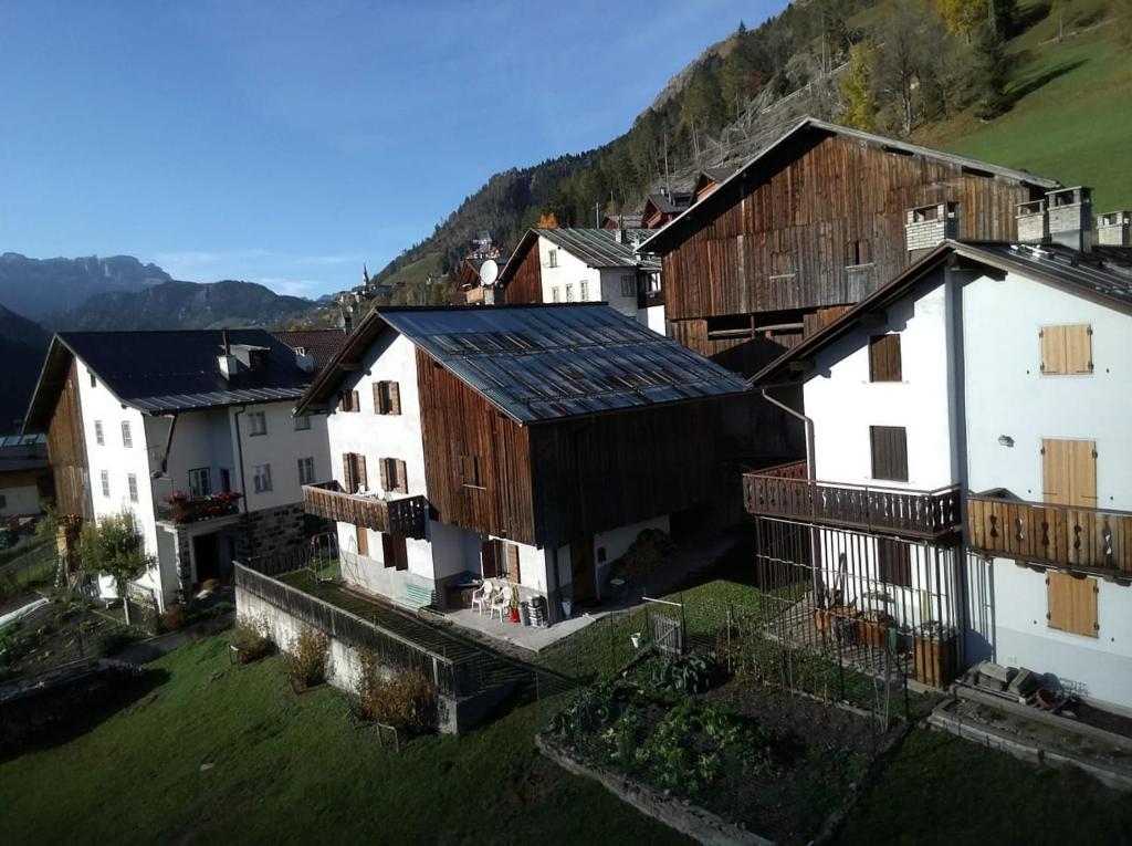 Livinallongo del Col di LanaにあるAl Becalenの家屋山の空中風景