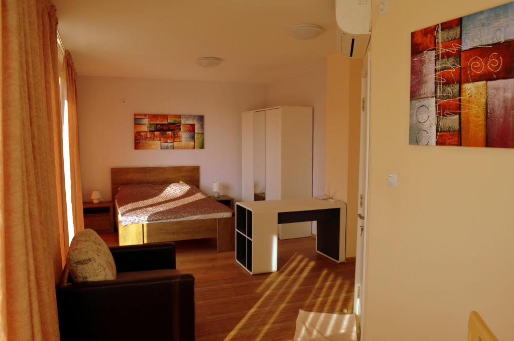 een kleine kamer met een bed en een bureau bij Apart Center 22/7 in Plovdiv