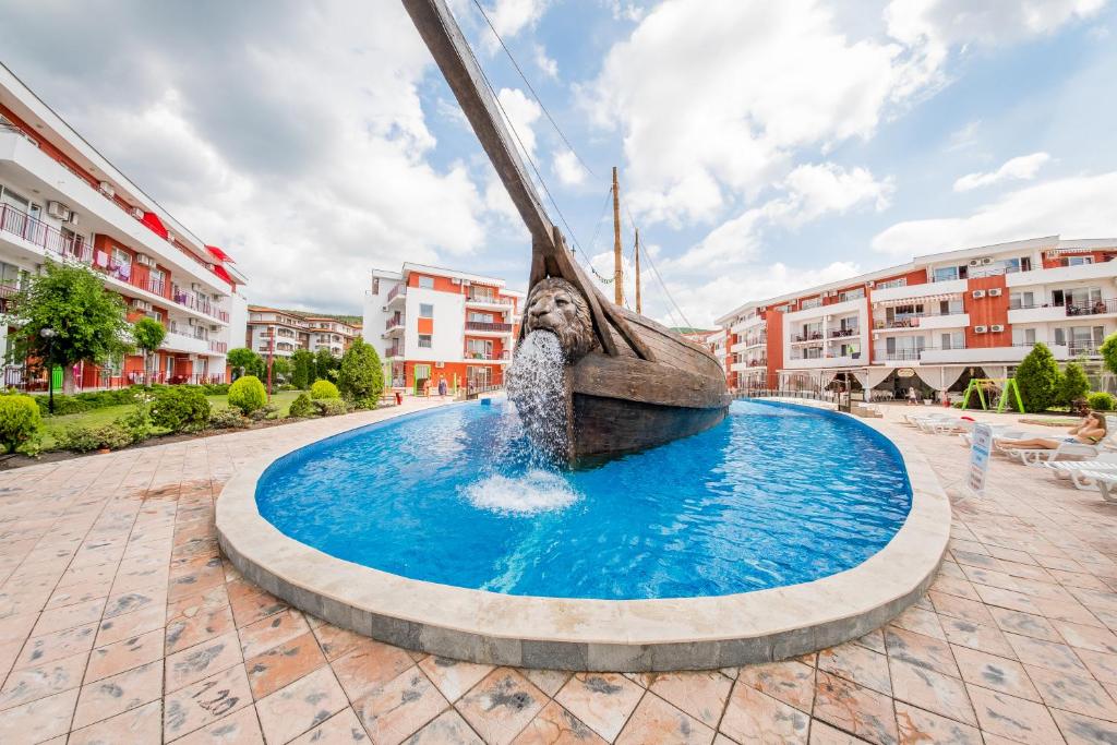 Bazén v ubytování Privillege Fort Noks Beach Apartments nebo v jeho okolí