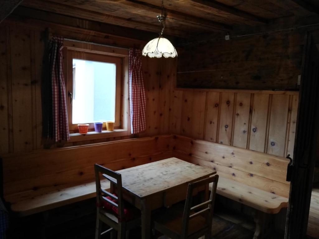 a dining room with a table and a window at Ferienwohnung Winklschuster in Metnitz