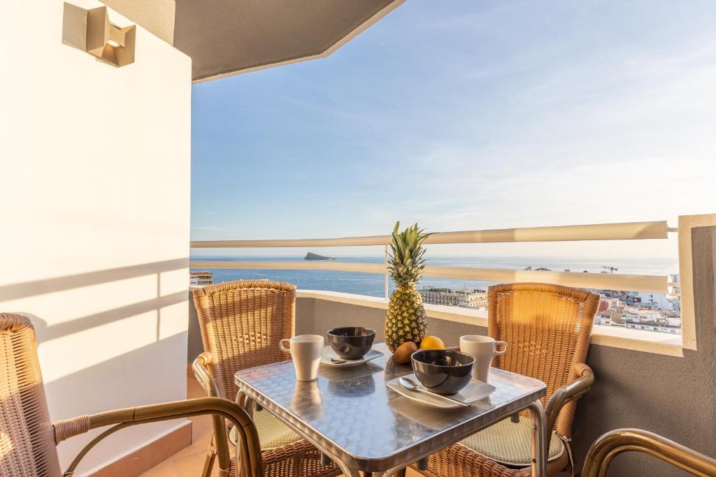 ベニドルムにあるSan Jaime 15Cのテーブルと椅子、海の景色を望むバルコニー