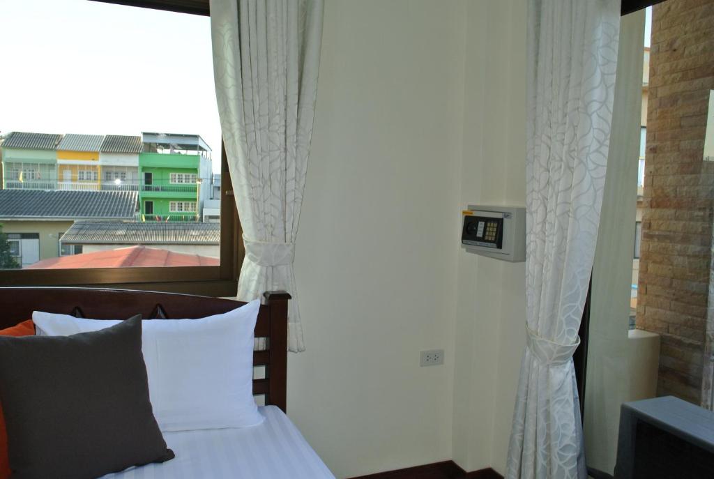 Postel nebo postele na pokoji v ubytování Baan Taweesuk Guest House