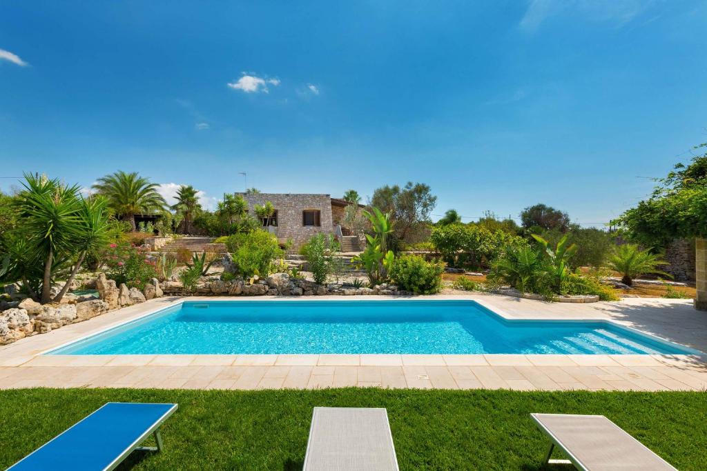 una piscina nel cortile di una casa di Villa Mila by BarbarHouse a Torre Vado