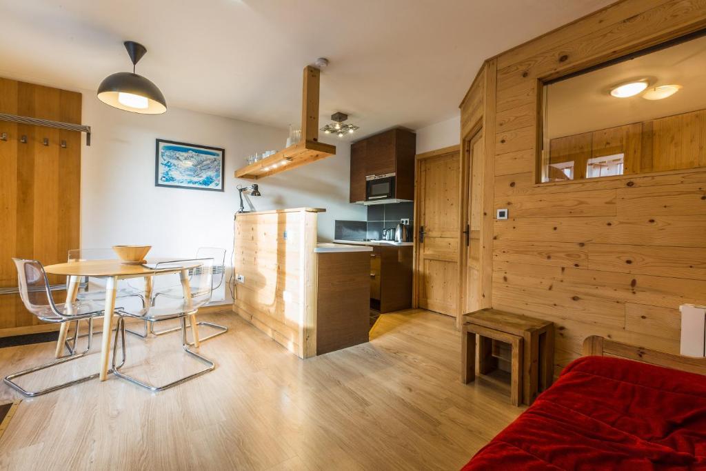 een woonkamer met een tafel en een keuken bij Apartment Marcel in Chamonix-Mont-Blanc