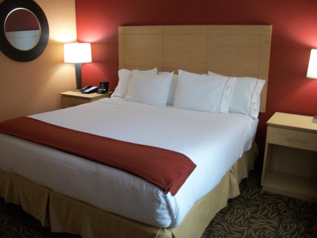 Postel nebo postele na pokoji v ubytování Holiday Inn Express - Cortland by IHG