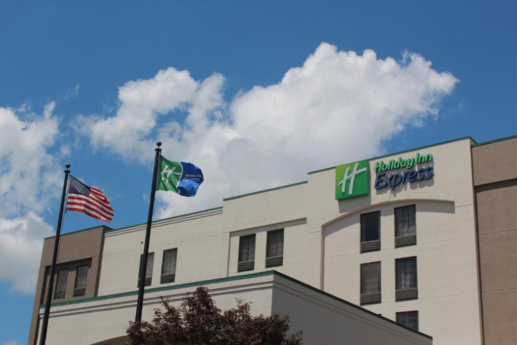 un edificio con dos banderas encima en Holiday Inn Express Atlanta W (I-20) Douglasville, an IHG Hotel en Douglasville