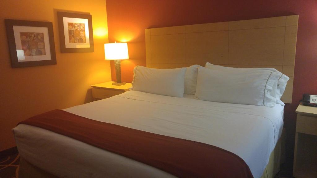 Postel nebo postele na pokoji v ubytování Holiday Inn Express - Cortland by IHG