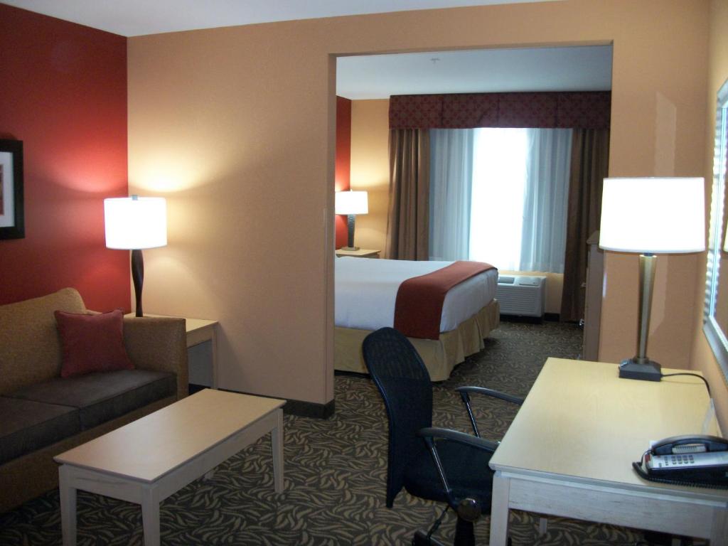 Postel nebo postele na pokoji v ubytování Holiday Inn Express - Cortland by IHG