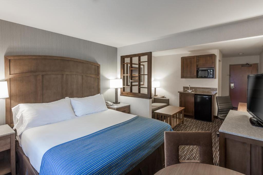 Holiday Inn Express & Suites Carpinteria by IHG - Standard King Room With Sofa Bed