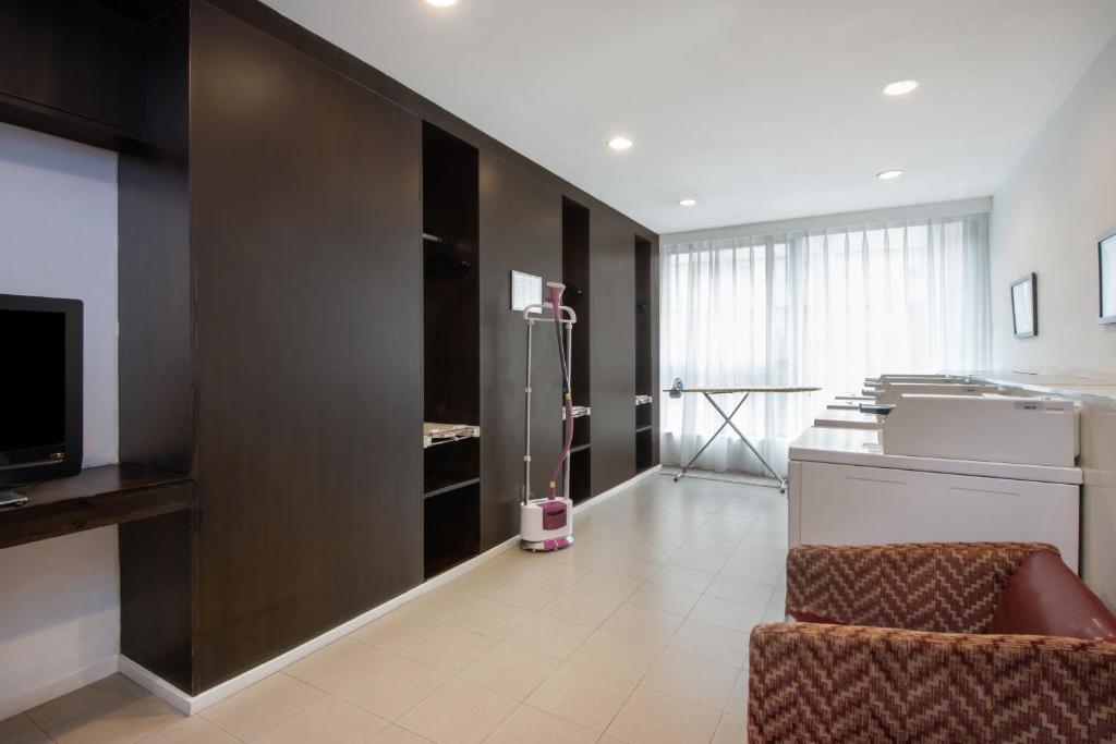 a kitchen with a large dark brown wall at Holiday Inn Express Gulou Chengdu, an IHG Hotel in Chengdu