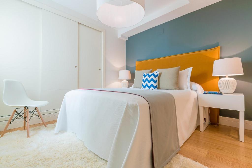 Posteľ alebo postele v izbe v ubytovaní iloftmalaga Premium Calle Nueva