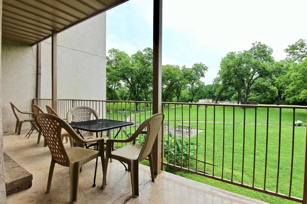 eine Terrasse mit einem Tisch und Stühlen und Blick auf ein Feld in der Unterkunft Good Night Sleep Tight in New Braunfels