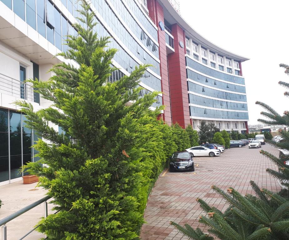 un arbre de Noël dans un parking en face d'un bâtiment dans l'établissement Ekinci Residence, à Istanbul