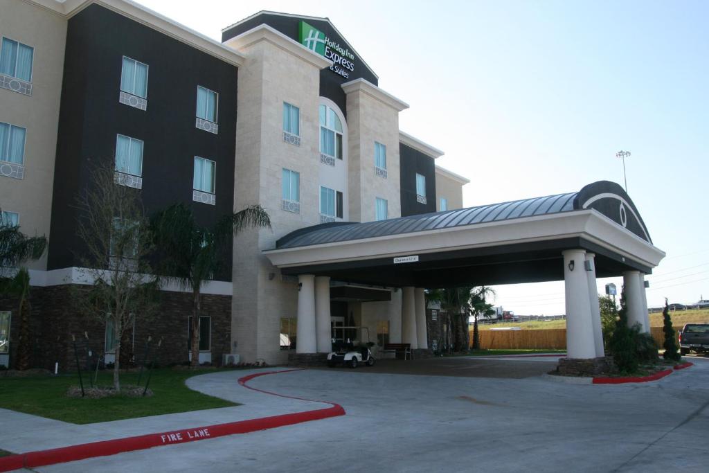 un hotel con un garaje frente a él en Holiday Inn Express & Suites Corpus Christi - North, an IHG Hotel, en Corpus Christi