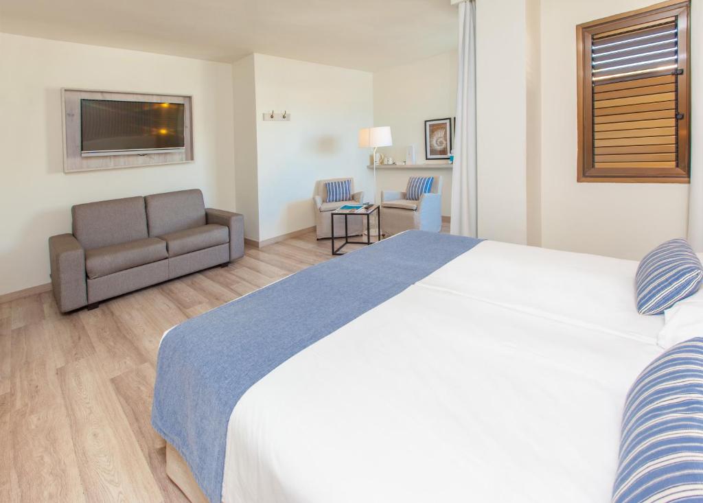 Posteľ alebo postele v izbe v ubytovaní Corallium Beach by Lopesan Hotels - Adults Only