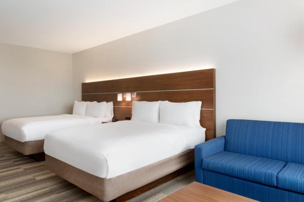 Holiday Inn Express & Suites - Cincinnati NE - Red Bank Road, an IHG Hotel - Queen Suite With Two Queen Beds And Sofa Bed