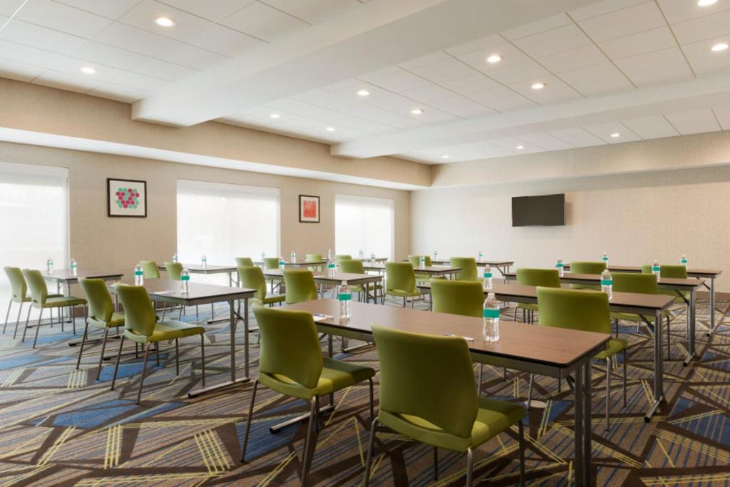 Holiday Inn Express & Suites - Cincinnati NE - Red Bank Road by IHG photo