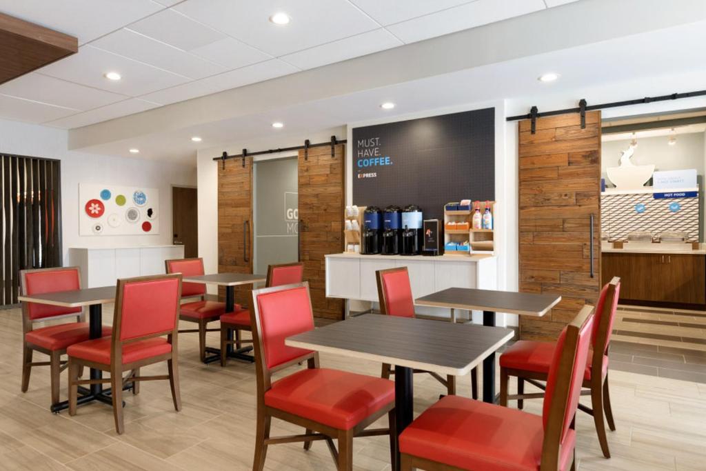 Holiday Inn Express & Suites - Cincinnati NE - Red Bank Road by IHG photo