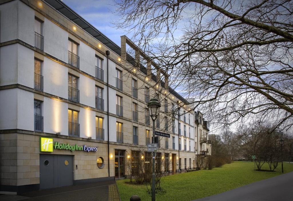 un bâtiment avec un panneau sur son côté dans l'établissement Holiday Inn Express Baden-Baden, an IHG Hotel, à Baden-Baden
