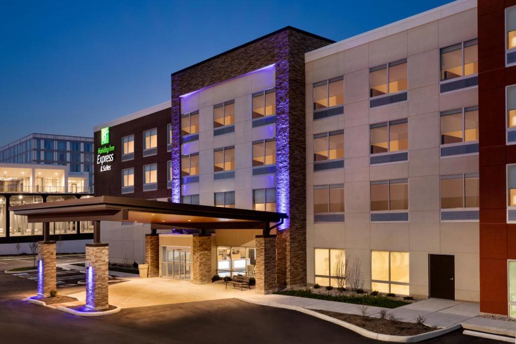een weergave van de voorkant van het hotel bij Holiday Inn Express & Suites - Cincinnati NE - Red Bank Road, an IHG Hotel in Cincinnati