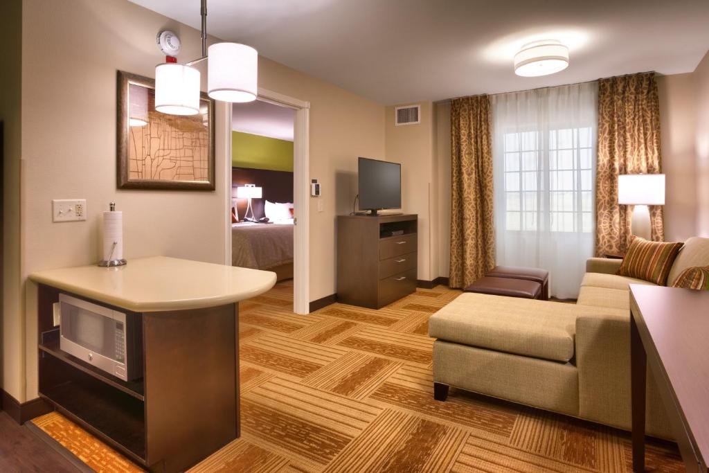 Kuchyň nebo kuchyňský kout v ubytování Staybridge Suites Cheyenne by IHG