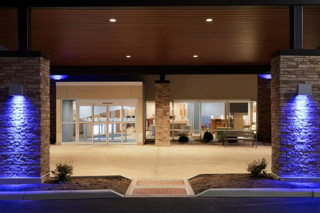 Holiday Inn Express & Suites - Cincinnati NE - Red Bank Road by IHG photo