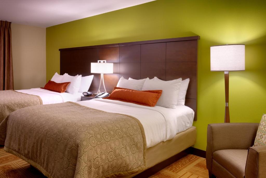 Postel nebo postele na pokoji v ubytování Staybridge Suites Cheyenne by IHG