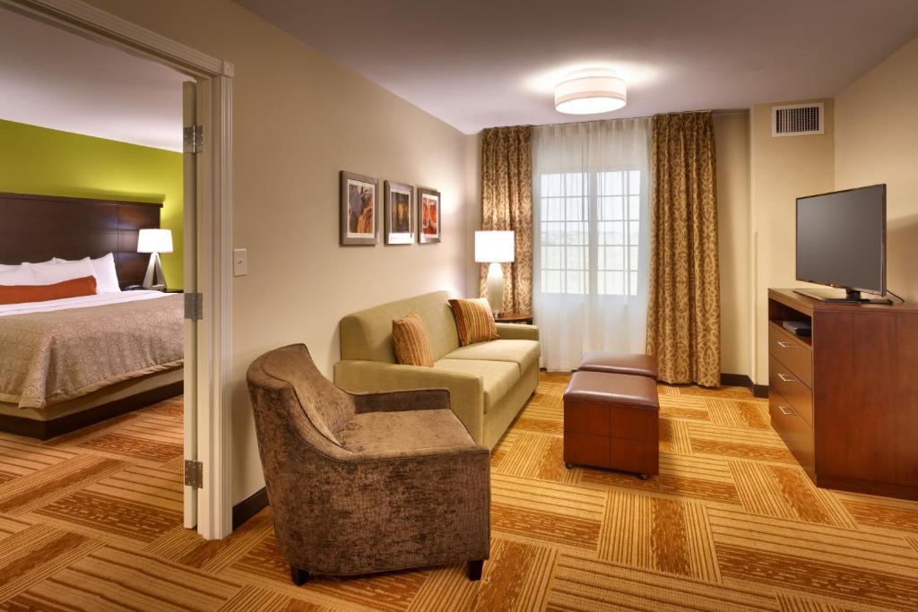 TV a/nebo společenská místnost v ubytování Staybridge Suites Cheyenne by IHG
