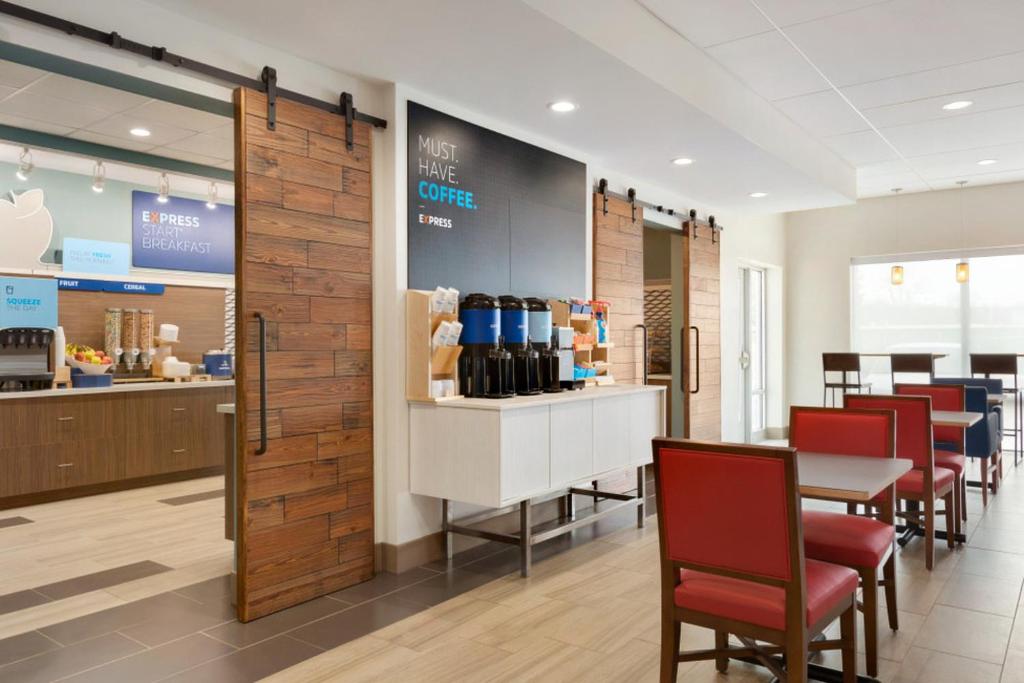 Holiday Inn Express & Suites - Cincinnati NE - Red Bank Road by IHG photo