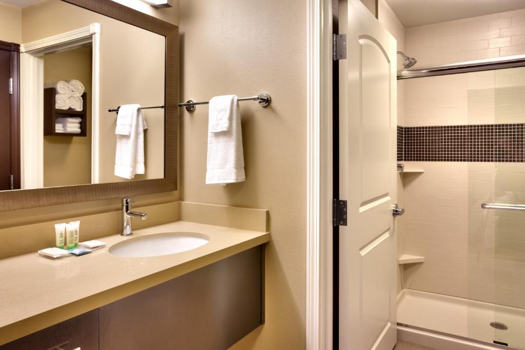 Koupelna v ubytování Staybridge Suites Cheyenne by IHG