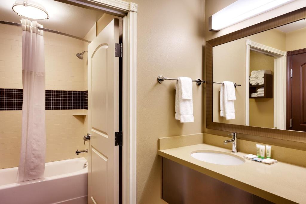 Koupelna v ubytování Staybridge Suites Cheyenne by IHG