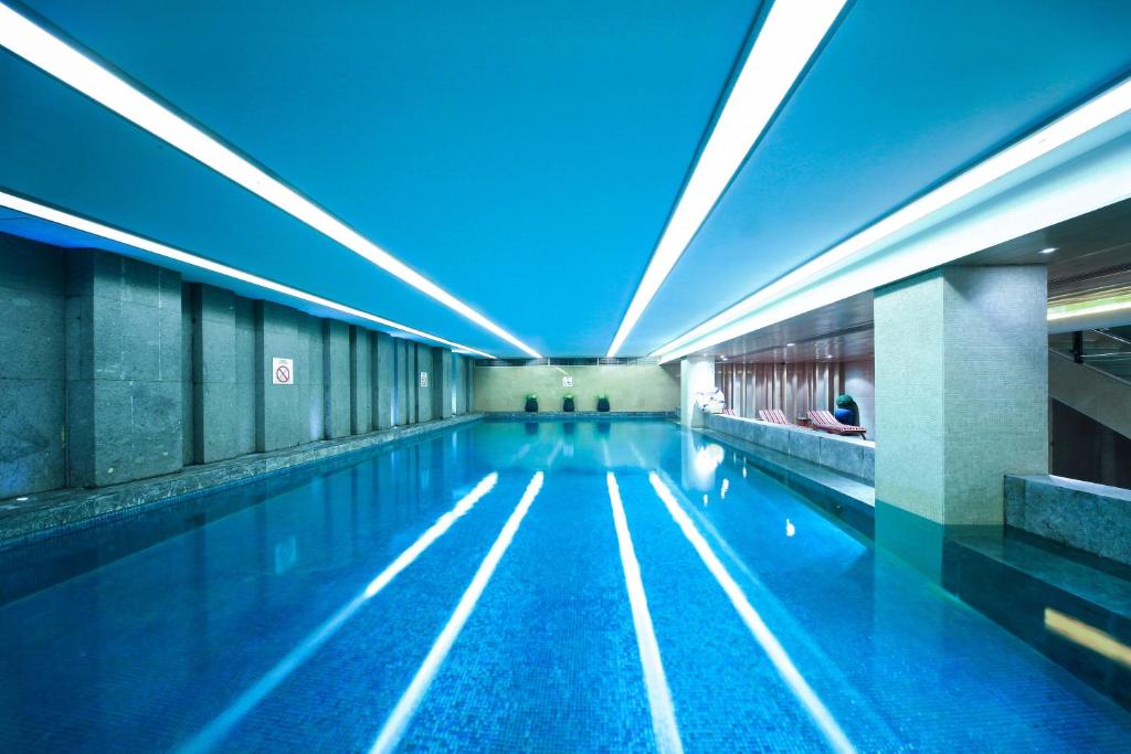 una piscina de agua azul en un edificio en Holiday Inn Chengdu Oriental Plaza, an IHG Hotel en Chengdú