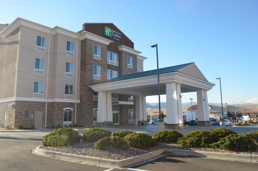 a hotel building with a gazebo in a parking lot at Holiday Inn Express & Suites Golden, an IHG Hotel in Golden