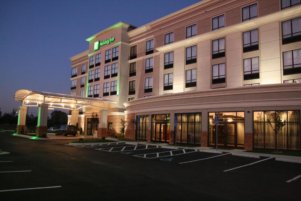 a hotel with a parking lot in front of it at Holiday Inn Columbus-Hilliard, an IHG Hotel in New Rome