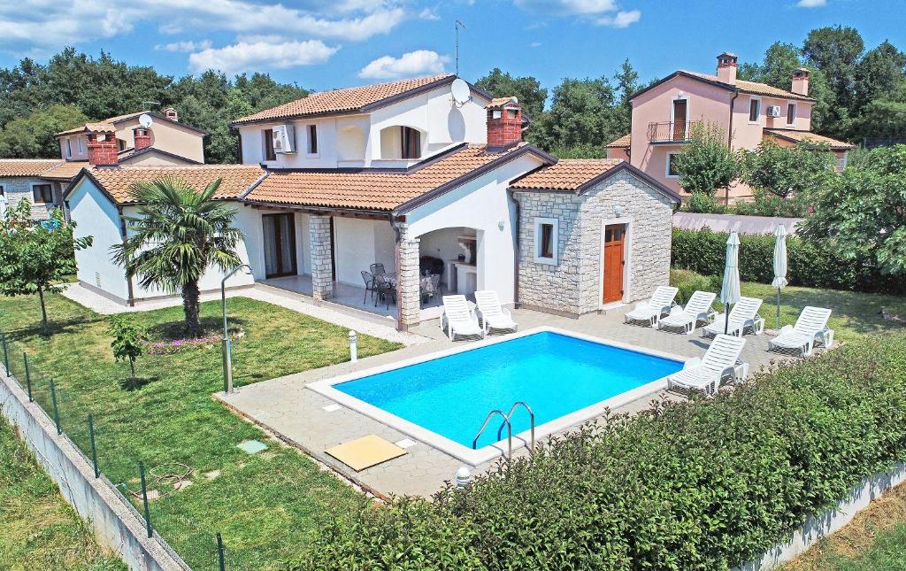 una vista aérea de una casa con piscina en Villa Prima, en Jurići