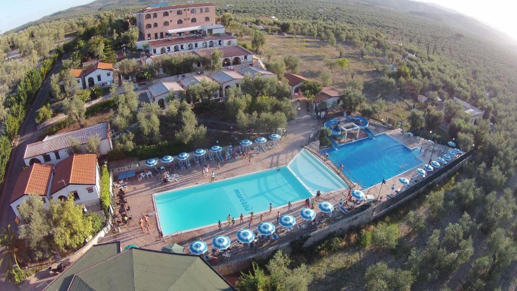 una vista aérea de un complejo con piscina en Villaggio Mare Blu, en Vieste
