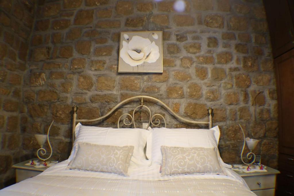 Łóżko lub łóżka w pokoju w obiekcie AELIA HOME