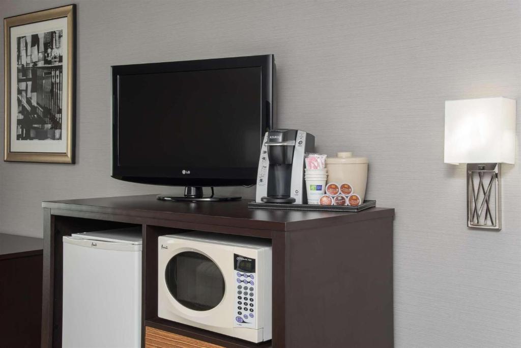 um micro-ondas e uma televisão em cima de uma mesa em Holiday Inn Express & Suites Danville, an IHG Hotel em Danville