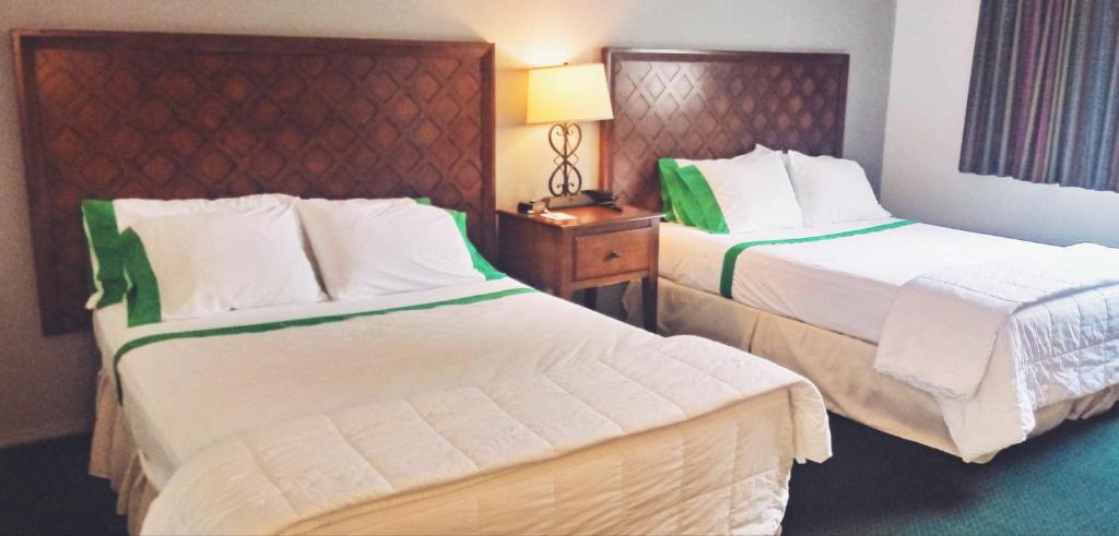 Postel nebo postele na pokoji v ubytování GuestHouse Inn Enumclaw