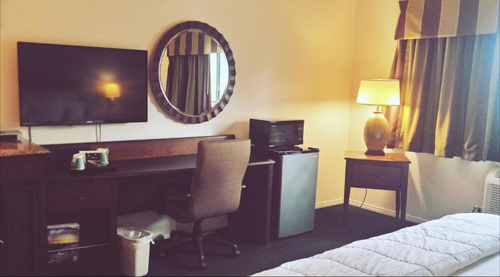 TV a/nebo společenská místnost v ubytování GuestHouse Inn Enumclaw