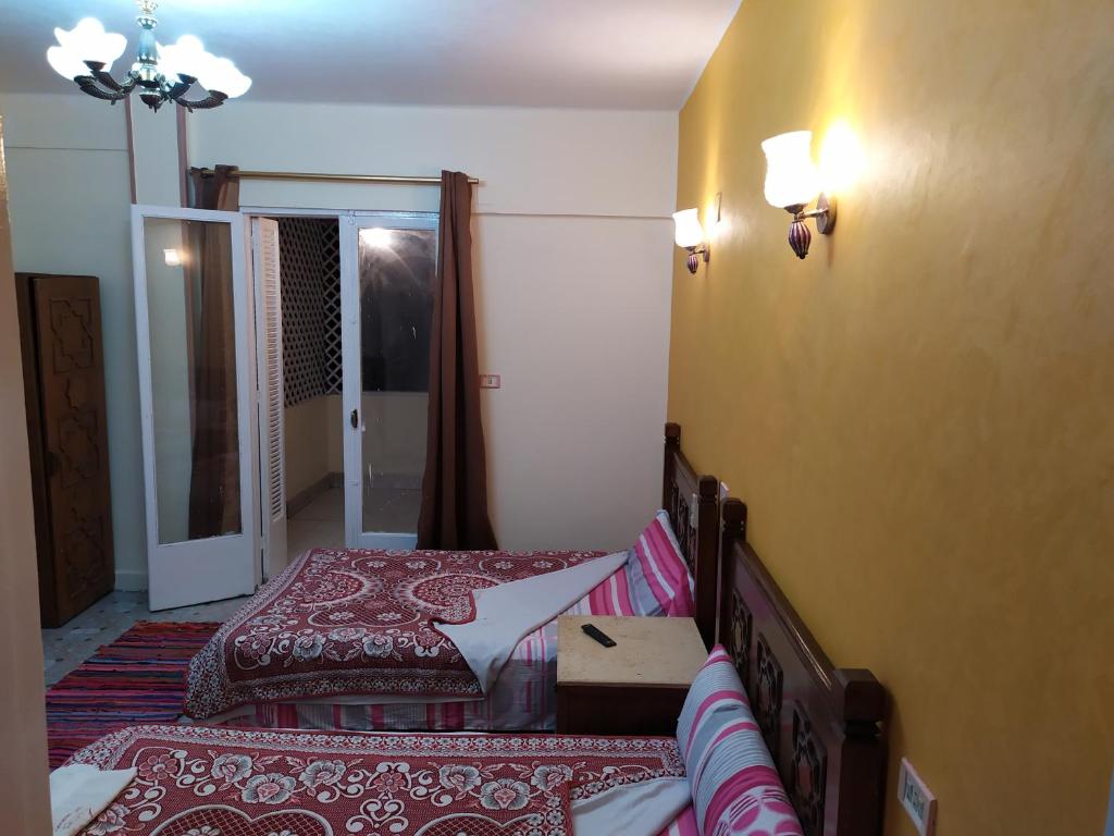 Postel nebo postele na pokoji v ubytování Cairo Moon Hostel