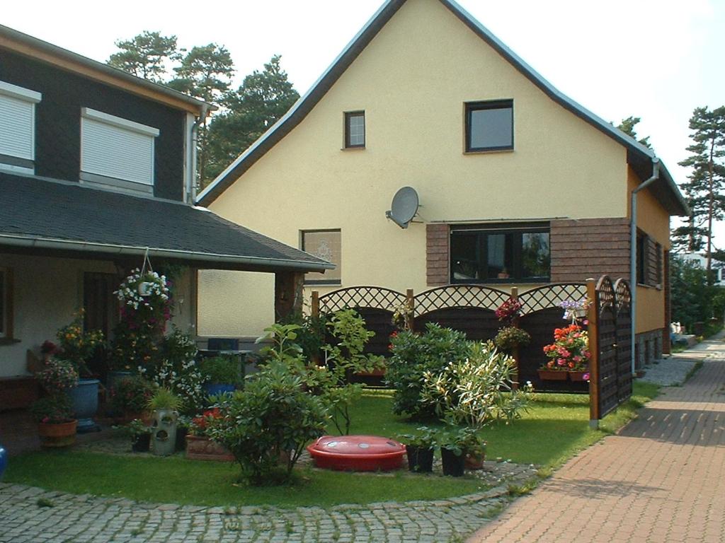 una casa con un jardín delante de ella en Zimmervermietung Cottbusser Ostsee, en Cottbus