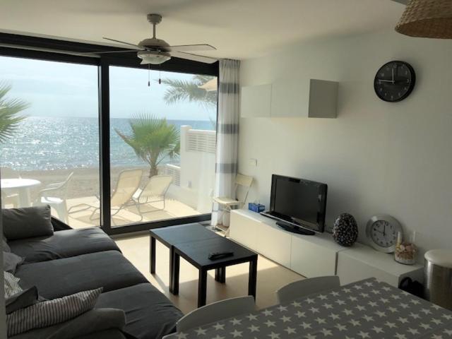 TV a/nebo společenská místnost v ubytování Bungalow de Lujo a pie de playa en Aguadulce