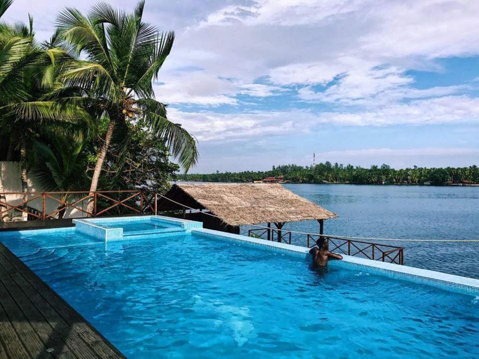 Villa Assinie Bord de Lagune tesisinde veya buraya yakın yüzme havuzu