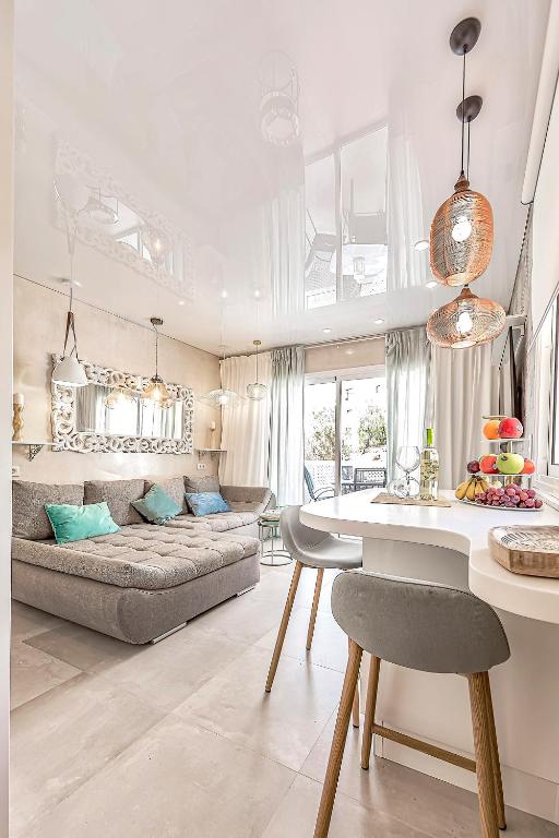 A seating area at Apartment Orlando Wave