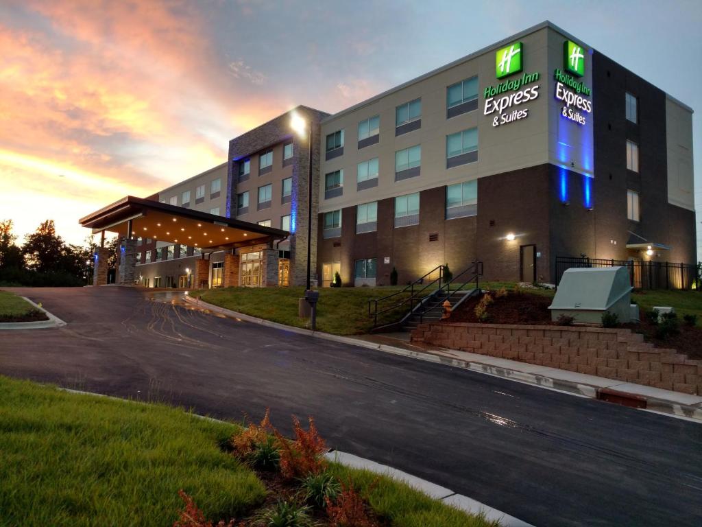 una imagen de un hotel con un edificio en Holiday Inn Express & Suites - Charlotte NE - University Area, an IHG Hotel, en Charlotte