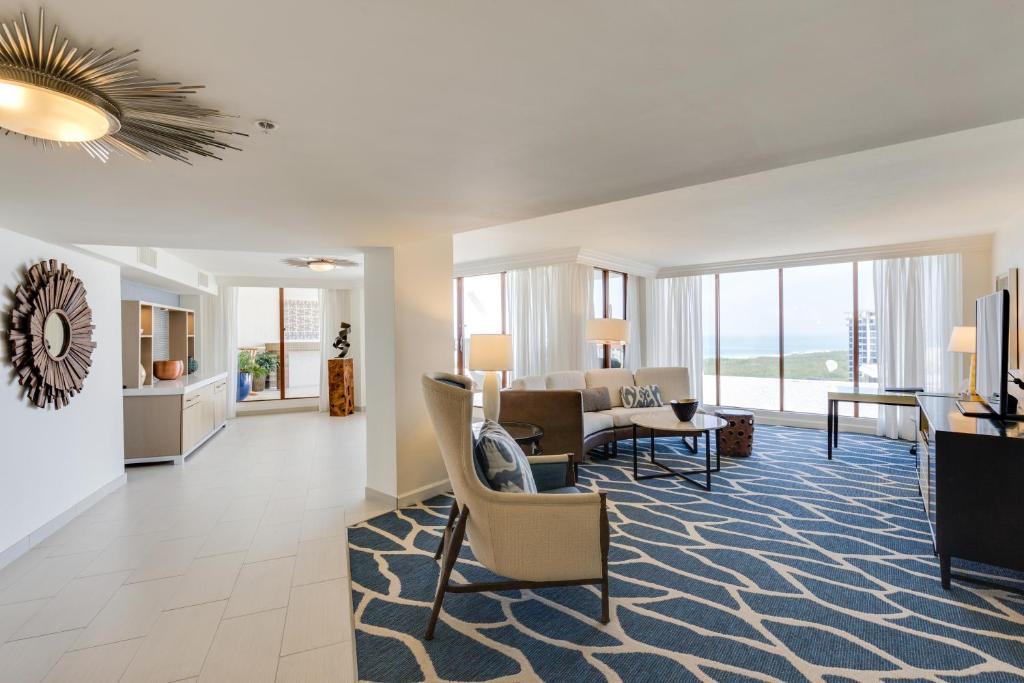 Uma área de estar em Naples Grande Beach Resort