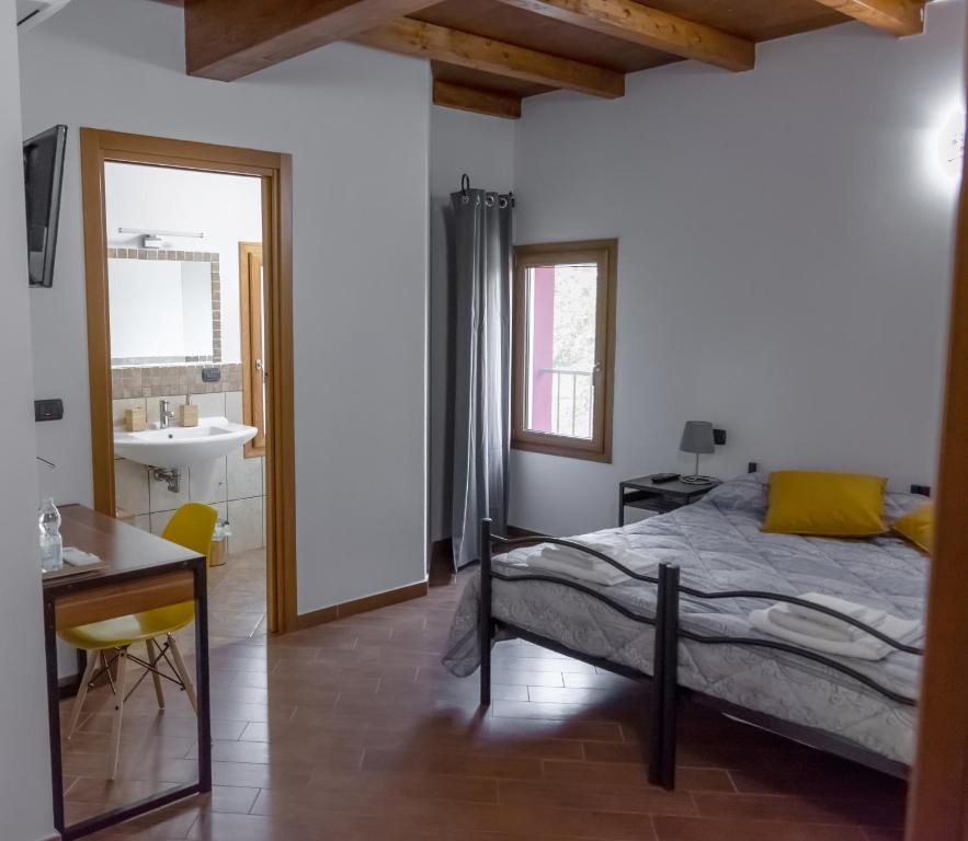 Castagnolo的住宿－Corte San Petronio，一间卧室配有一张床、一张桌子和一个水槽