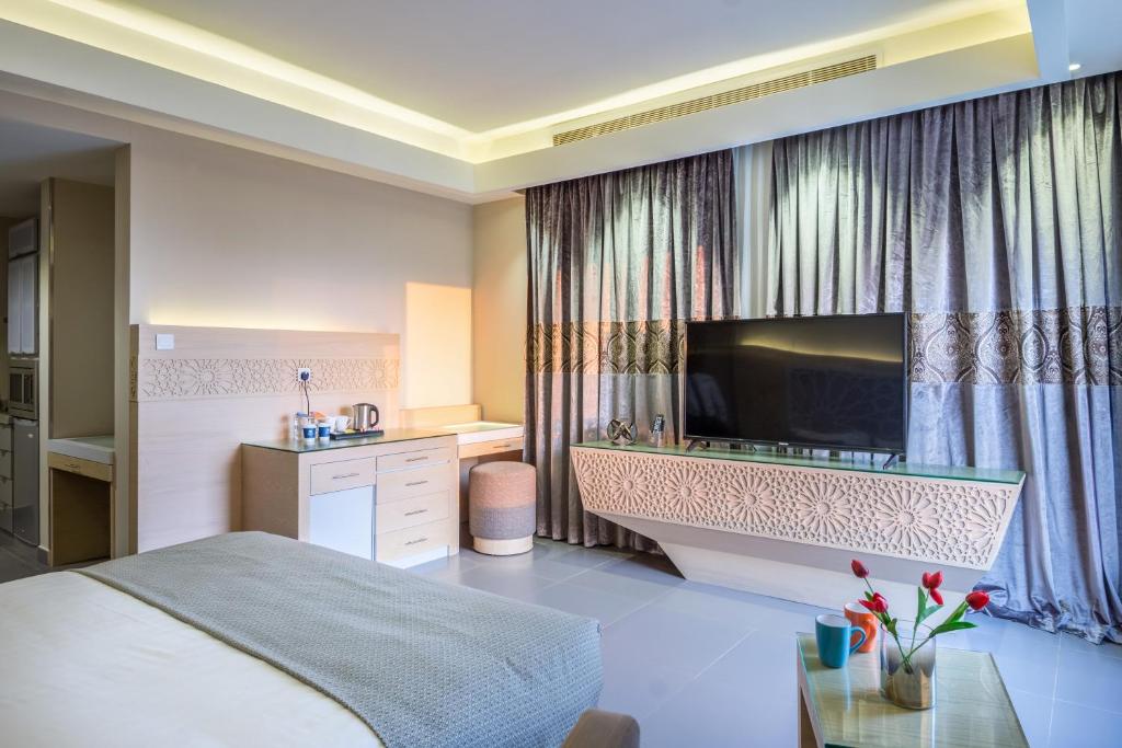Postel nebo postele na pokoji v ubytování Ewaa Express Hotel - Al Hamra