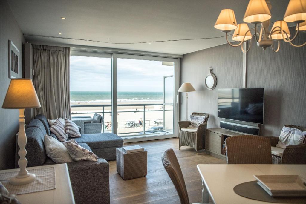 a living room with a view of the ocean at Residentie Helix Zeezicht in Middelkerke